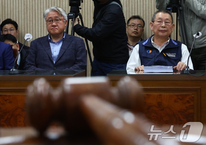 김정환 서울시버스운송사업조합 이사장(왼쪽)과 박점곤 전국자동차노동조합연맹 서울시버스노동조합 위원장이 29일 오후 서울 영등포구 서울지방노동위원회에서 열린 서울 시내버스 노사 조정 회의에 참석해 있다.이날 합의에 이