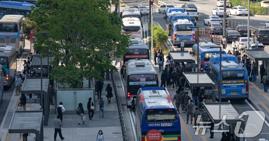서울 시내버스노조가 준법운행을 재개한 7일 서울 중구 서울역 버스정류장에 버스가 정차하고 있다.2025.5.7/뉴스1 ⓒ News1 이승배 기자