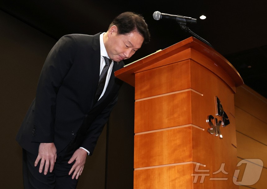 최태원 SK그룹 회장이 7일 오전 서울 중구 SK텔레콤 T타워 SUPEX홀에서 SK텔레콤의 해킹 사고와 관련해 대국민 사과를 하고 있다.(공동취재) 2025.5.7/뉴스1 ⓒ News1 박지혜 기자