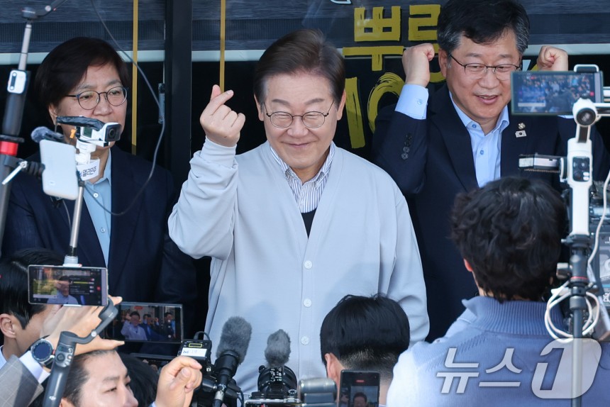 이재명 더불어민주당 대통령 후보가 2차 골목골목 경청투어 마지막 날인 7일 오전 전북 진안군 진무로를 찾아 즉흥 연설을 하던 중 하트를 그리고 있다.2025.5.7/뉴스1 ⓒ News1 안은나 기자