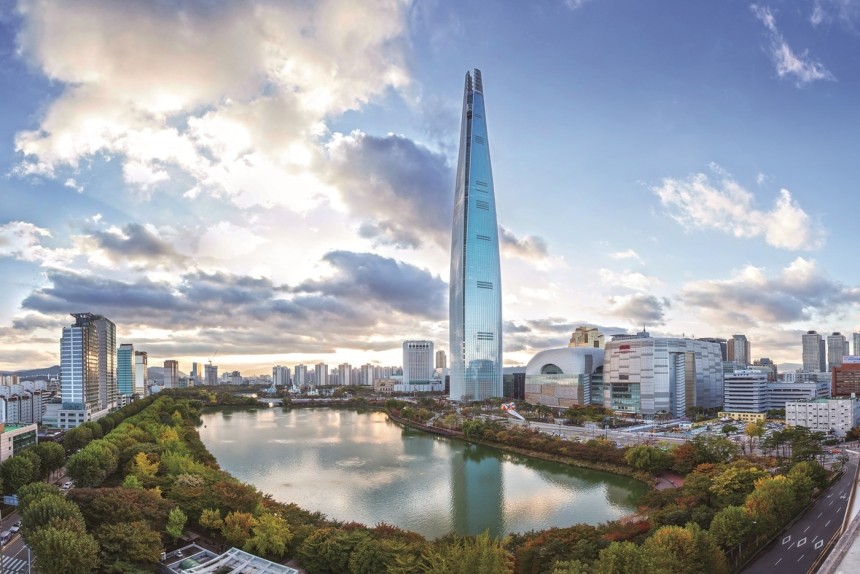 롯데월드타워 전경(롯데지주 제공).jpg
