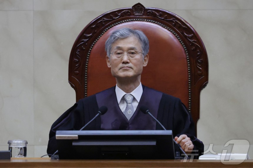 조희대 대법원장이 1일 오후 더불어민주당 이재명 대선 후보의 공직선거법 사건 전원합의체 선고를 위해 서울 서초구 대법원 대법정에 입장해 자리에 앉아 있다.2025.5.1/뉴스1 ⓒ News1 사진공동취재단