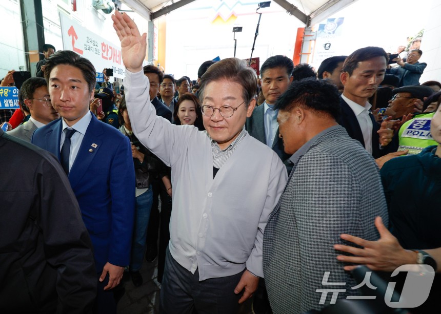 이재명 더불어민주당 대통령 후보가 2차 골목골목 경청투어 마지막 날인 7일 오전 전북 임실군 임실시장을 찾아 인사하고 있다.2025.5.7/뉴스1 ⓒ News1 안은나 기자