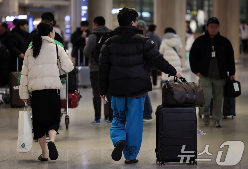2일 오전 해외 여행에서 돌아온 여행객들이 인천국제공항 제1터미널 입국장을 빠져나가고 있다.2025.2.2/뉴스1 ⓒ News1 김진환 기자