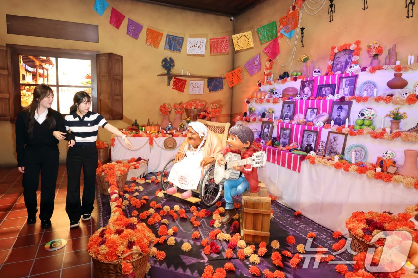7일 오전 서울 성동구 성수문화예술마당에서 열린 '문도 픽사(Mundo Pixae): 픽사,상상의 세계로' 미디어데이에서 관계자가 체험공간을 소개하고 있다.2025.5.7/뉴스1 ⓒ News1 황기선 기자