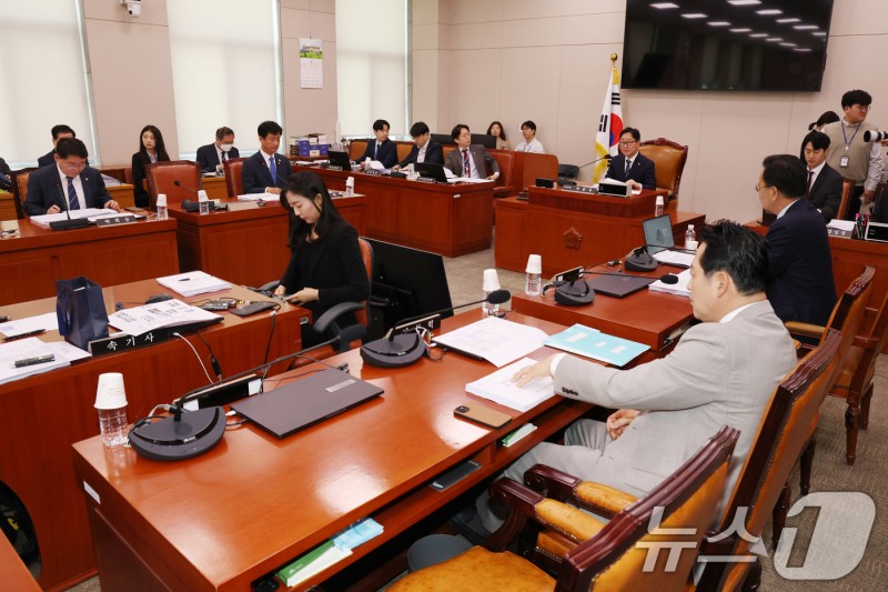 '<b>대통령 당선</b>시 <b>재판 정지법</b>' 법사위 소위 민주 단독 의결(종합)