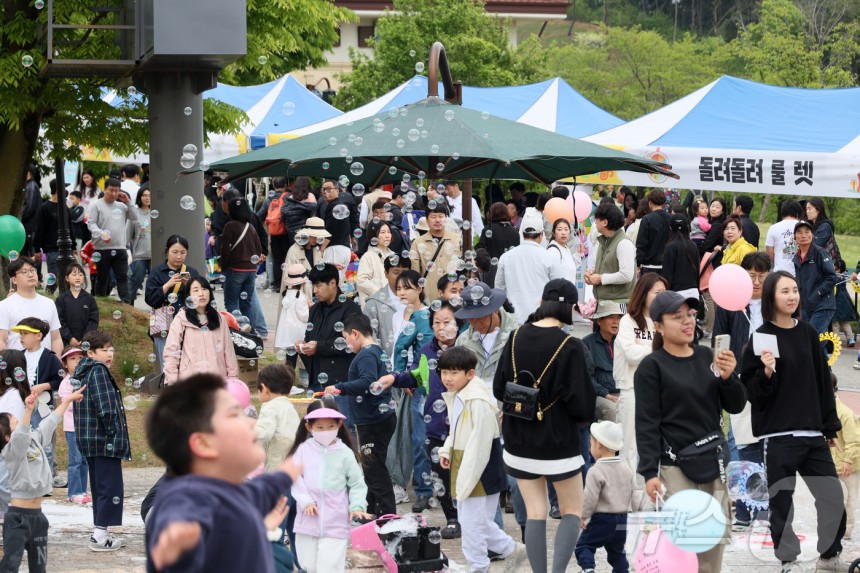 5일 전북자치도 임실군 성수면 임실치즈테마파크에서 열린 어린이날 행사에서 어린이들이 각종 체험을 하며 즐거운 시간을 보내고 있다.(임실군청 제공.재판매 및 DB 금지) 2025.5.5/뉴스1