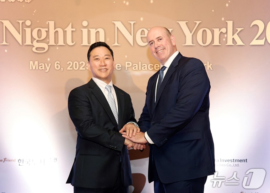 지난 6일(현지시간) 한국투자증권이 미국 뉴욕에서 개최한 글로벌IR 행사‘KIS Night in New York 2025’에서 김성환 사장(왼쪽)과 하비 슈워츠(Harvey M.Schwartz) 칼라일그룹 CEO
