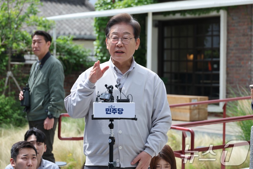 이재명 더불어민주당 대통령 후보가 2차 골목골목 경청투어 마지막 날인 7일 오후 전북 전주시의 카페 앞에서 공직선거법 위반 사건 파기환송심 첫 공판기일 연기에 대한 입장을 밝히고 있다.2025.5.7/뉴스1 ⓒ N