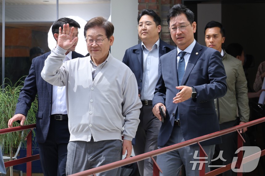 이재명 더불어민주당 대통령 후보가 2차 골목골목 경청투어 마지막 날인 7일 오후 전북 전주시의 카페를 나서며 인사하고 있다.2025.5.7/뉴스1 ⓒ News1 안은나 기자