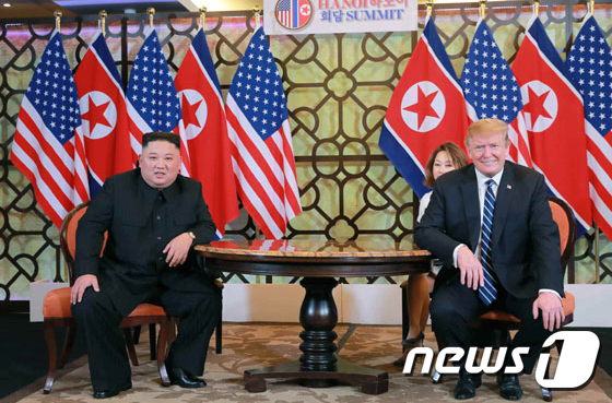 김정은 북한 국무위원장과 도널드 트럼프 미국 대통령이 2월 28일 베트남 하노이 메트로폴 호텔에서 단독회담,확대회담을 했다고 노동신문이 1일 보도했다.(노동신문) 2019.3.1/뉴스1