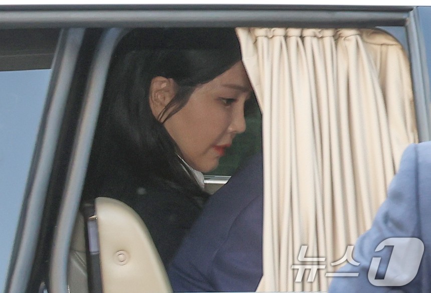 윤석열 전 대통령의 부인 김건희씨가 11일 오후 서울 용산구 대통령 관저를 떠나고 있다.(공동취재) 2025.4.11/뉴스1 ⓒ News1 김성진 기자