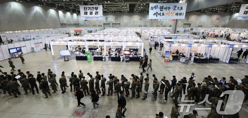 7일 경기 고양시 킨텍스에서 열린 국군장병 취업박람회장이 장병들로 북적이고 있다.2025.5.7/뉴스1 ⓒ News1 허경 기자
