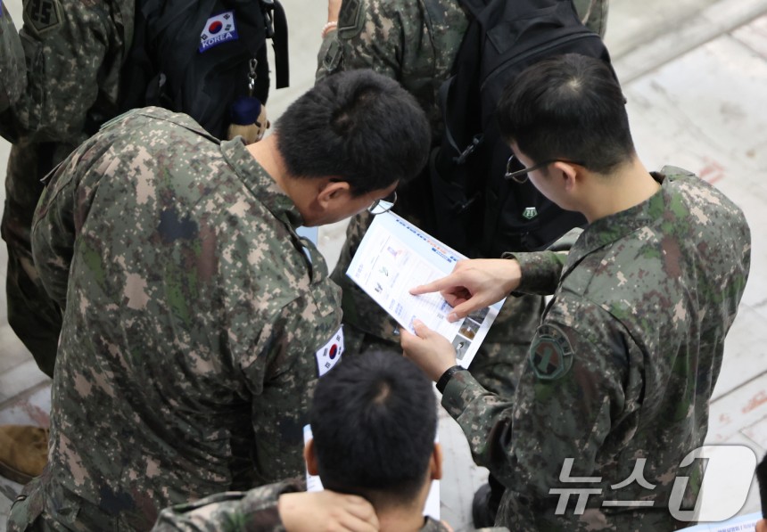 7일 경기 고양시 킨텍스에서 열린 국군장병 취업박람회에서 장병들이 안내 책자를 보고 있다.2025.5.7/뉴스1 ⓒ News1 허경 기자