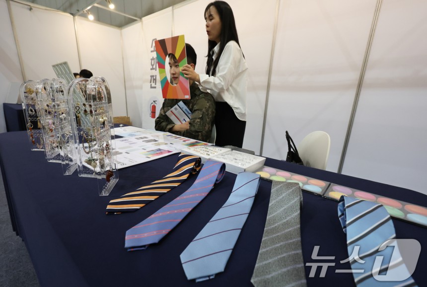 7일 경기 고양시 킨텍스에서 열린 국군장병 취업박람회에서 장병들이 퍼스널 컬러 상담을 받고 있다.2025.5.7/뉴스1 ⓒ News1 허경 기자