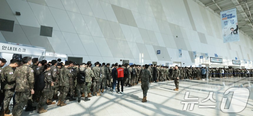 7일 경기 고양시 킨텍스에서 열린 국군장병 취업박람회에서 장병들이 입장을 기다리고 있다.2025.5.7/뉴스1 ⓒ News1 허경 기자
