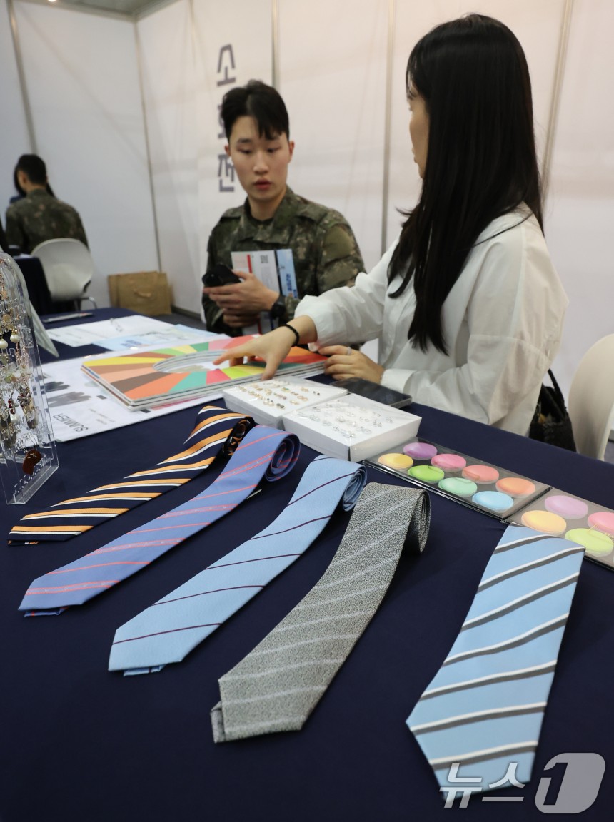 7일 경기 고양시 킨텍스에서 열린 국군장병 취업박람회에서 장병들이 퍼스널 컬러 상담을 받고 있다.2025.5.7/뉴스1 ⓒ News1 허경 기자