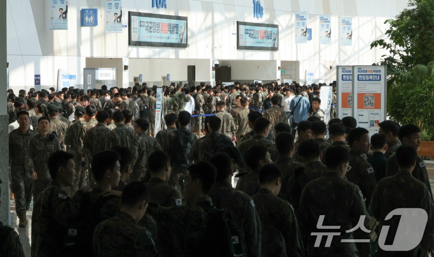 7일 경기 고양시 킨텍스에서 열린 국군장병 취업박람회에서 장병들이 입장을 기다리고 있다.2025.5.7/뉴스1 ⓒ News1 허경 기자