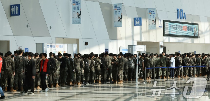 7일 경기 고양시 킨텍스에서 열린 국군장병 취업박람회에서 장병들이 입장을 기다리고 있다.2025.5.7/뉴스1 ⓒ News1 허경 기자
