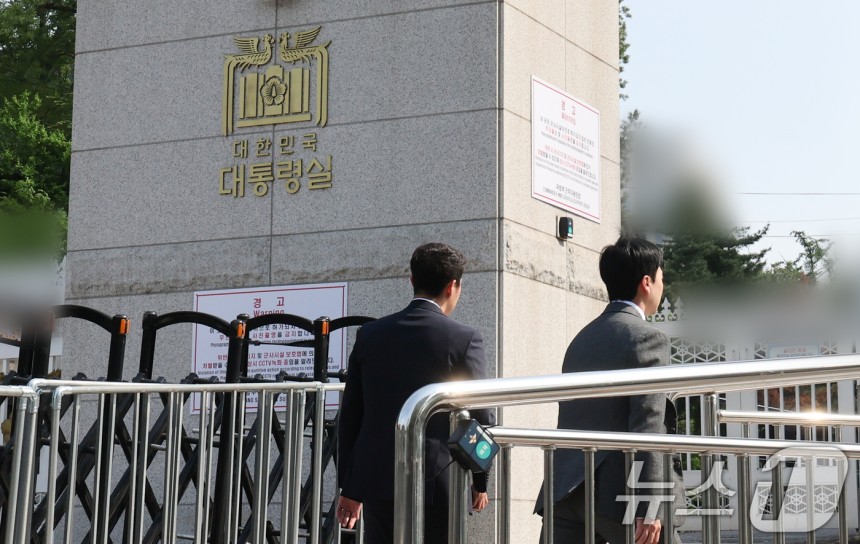 해병대원 순직사건 수사외압 의혹을 수사 중인 고위공직자범죄수사처(공수처) 수사관들이 대통령비서실과 국가안보실에 대한 압수수색을 시도하기 위해 7일 서울 용산구 대통령실 민원실 출입구로 들어서고 있다.2025.5.7