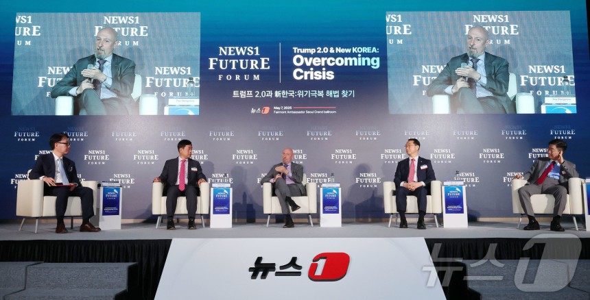 박원곤 이화여대 통일학연구원장(왼쪽부터),왕이웨이 런민대학교 국제관계연구소장,트로이 스탠거론 월슨센터 한국센터장,김 건 국회 외통위 국민의힘 간사,차두현 아산정책연구소 부원장이 7일 서울 여의도 페어몬트 호텔