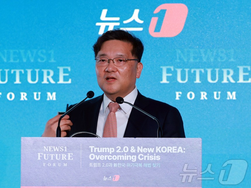 권남훈 산업연구원 원장이 7일 서울 여의도 페어몬트 호텔에서 열린 뉴스1 미래포럼에서 '트럼프발 관세전쟁과 한국산업'이라는 주제로 특별강연을 하고 있다‘트럼프 2.0과 新한국:위기 극복 해법 찾기’를 주제로 열린