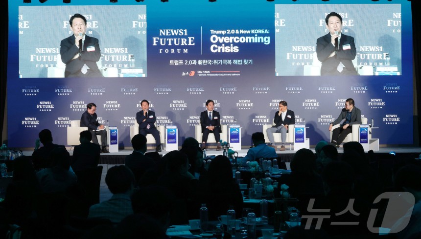 서정건 한국정당학회 학회장(왼쪽부터),권영진 국민의힘 의원,정태호 더불어민주당 의원,박현석 국회미래연구원 거버넌스그룹장,임명묵‘K를 생각한다’저자가 7일 서울 여의도 페어몬트 호텔에서 열린 뉴스1 미래포럼