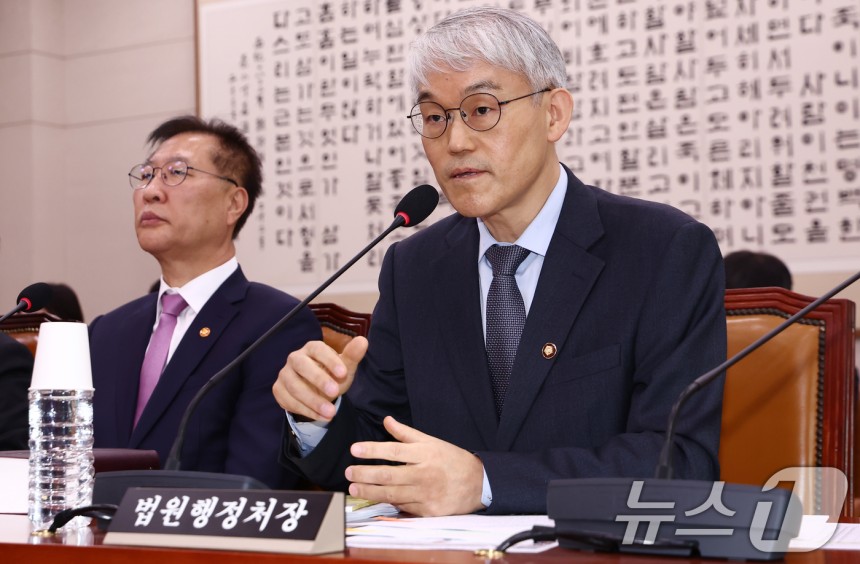 천대엽 법원행정처장이 2일 오후 서울 여의도 국회에서 열린 법제사법위원회 전체회의에서 의원 질의에 답변하고 있다.왼쪽은 박성재 법무부 장관.2025.5.2/뉴스1 ⓒ News1 김민지 기자
