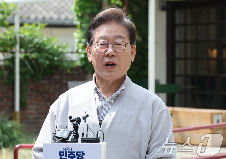 이재명 더불어민주당 대통령 후보가 2차 골목골목 경청투어 마지막 날인 7일 오후 전북 전주시의 카페 앞에서 공직선거법 위반 사건 파기환송심 첫 공판기일 연기에 대해 "법원의 합당한 결정＂이라는 입장을 밝히고 있다.