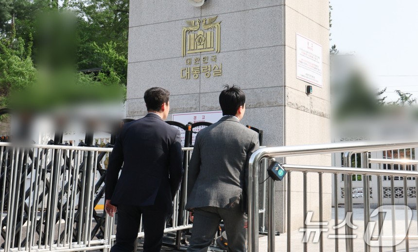해병대원 순직사건 수사외압 의혹을 수사 중인 고위공직자범죄수사처(공수처) 수사관들이 대통령비서실과 국가안보실에 대한 압수수색을 시도하기 위해 7일 서울 용산구 대통령실 민원실 출입구로 들어서고 있다.2025.5.7