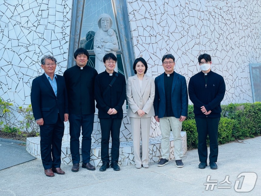 7일 오후 강릉 초당 성요셉 성당을 방문한 이재명 더불어민주당 대통령 후보 부인 김혜경 씨가 성당 관계자들과 소통의 시간을 갖고 있다.(독자제공,재판매 및 DB 금지) 2025.5.7/뉴스1