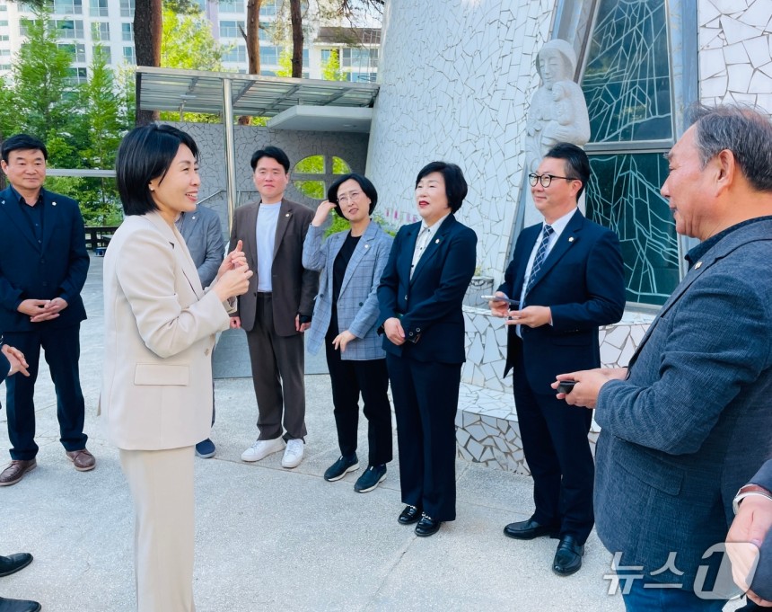 7일 오후 강릉 초당 성요셉 성당을 방문한 이재명 더불어민주당 대통령 후보 부인 김혜경 씨가 지역 민주당 인사들과 소통의 시간을 갖고 있다.(독자제공,재판매 및 DB 금지) 2025.5.7/뉴스1