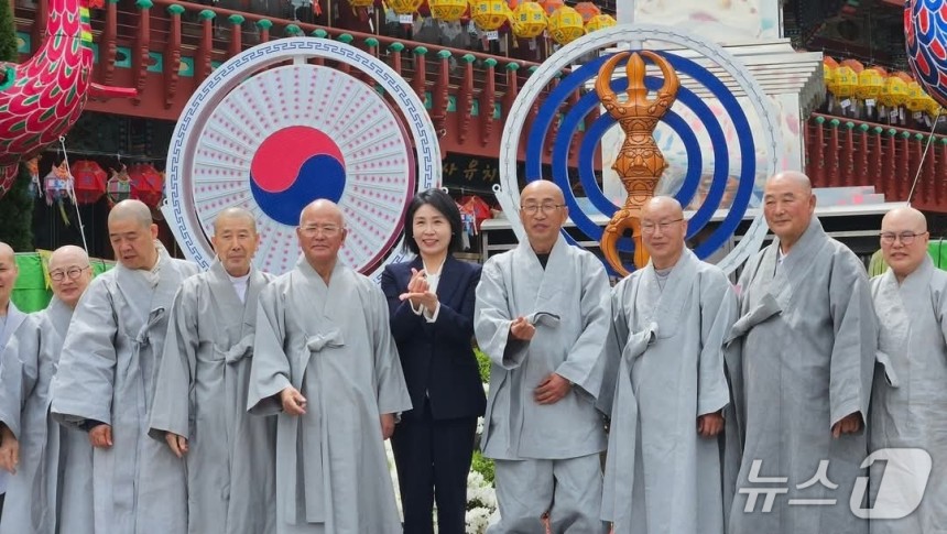 지난 6일 춘천 삼운사를 방문한 이재명 더불어민주당 대통령 후보 부인 김혜경 씨.(허영 민주당 국회의원 페이스북 캡처,재판매 및 DB 금지) 2025.5.7/뉴스1