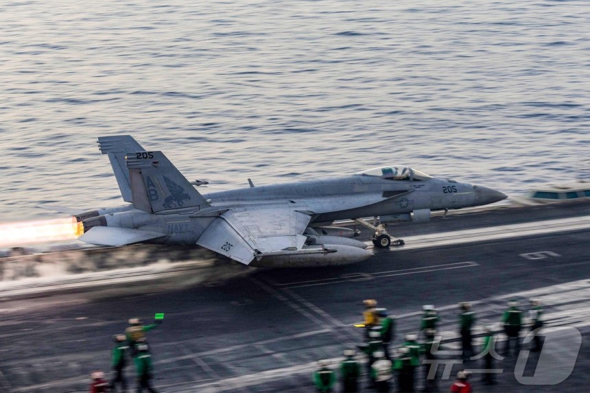 해리 트루먼 항공모함에서 이륙하는 F/A-18 슈퍼호넷 전투기.2025.03.16.ⓒ AFP=뉴스1