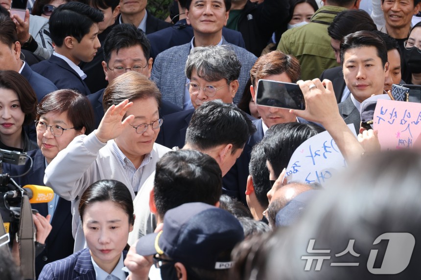 이재명 더불어민주당 대통령 후보가 2차 골목골목 경청투어 마지막 날인 7일 오후 전북 익산시 대한노인회 익산지회에서 간담회에 참석하기 전 시민들을 향해 인사하고 있다.2025.5.7/뉴스1 ⓒ News1 안은나 기