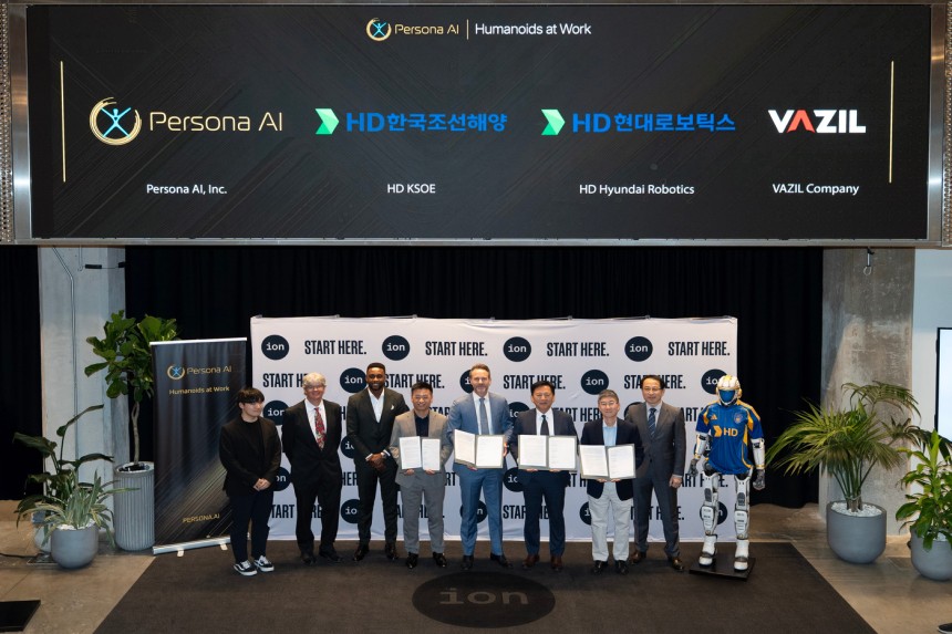 오른쪽 두 번째부터 송영훈 HD현대로보틱스 솔루션부문장,이동주 HD한국조선해양 제조혁신랩 부문장,닉 래드포드 페르소나 AI CEO,김성원 바질컴퍼니 CTO(HD현대 제공)