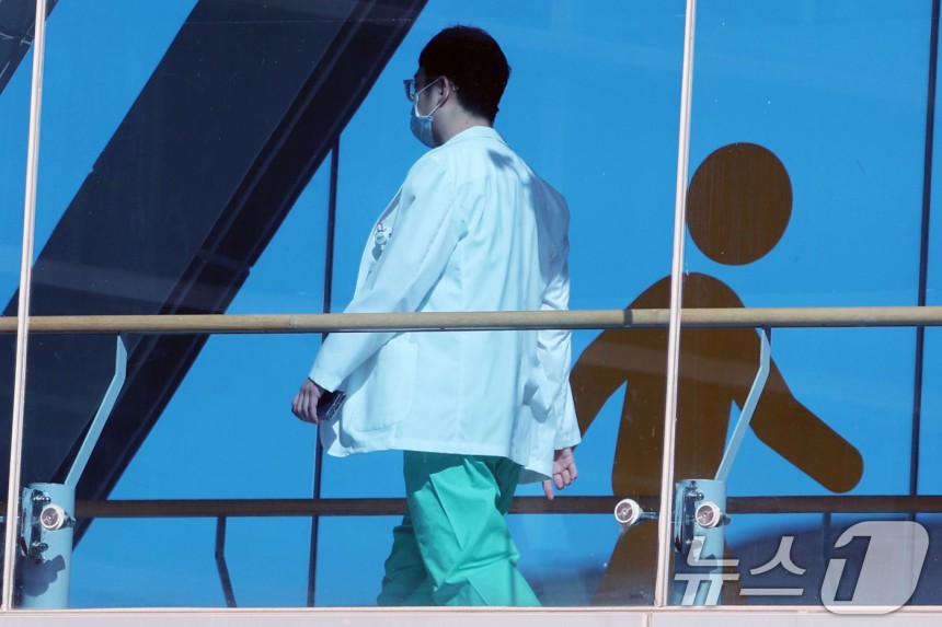 서울시내 한 대학병원에서 의료진이 이동하는 모습.(사진은 기사 내용과 무관함) 2025.2.18/뉴스1 ⓒ News1 황기선 기자