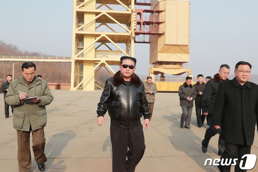 (평양 노동신문=뉴스1) = 김정은 노동당 총비서가 서해 위성 발사장을 현지지도했다[국내에서만 사용가능.재배포 금지.DB 금지.For Use Only in the Republic of Korea.Redistr