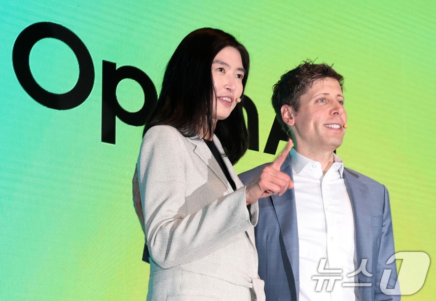 정신아 카카오 대표와 챗GPT 개발사 오픈AI의 샘 올트먼 최고경영자(CEO)가 4일 서울 중구 플라자호텔에서 열린 전략적 제휴 체결 공동 기자간담회에서 포즈를 취하고 있다.2025.2.4/뉴스1 ⓒ News1 오