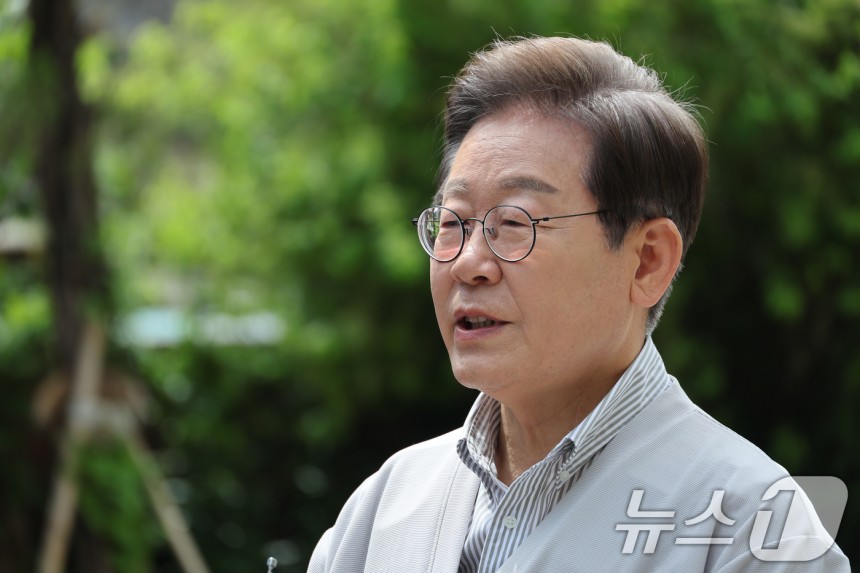 이재명 더불어민주당 대통령 후보가 2차 골목골목 경청투어 마지막 날인 7일 오후 전북 전주시의 카페 앞에서 공직선거법 위반 사건 파기환송심 첫 공판기일 연기에 대해 "법원의 합당한 결정＂이라는 입장을 밝히고 있다.