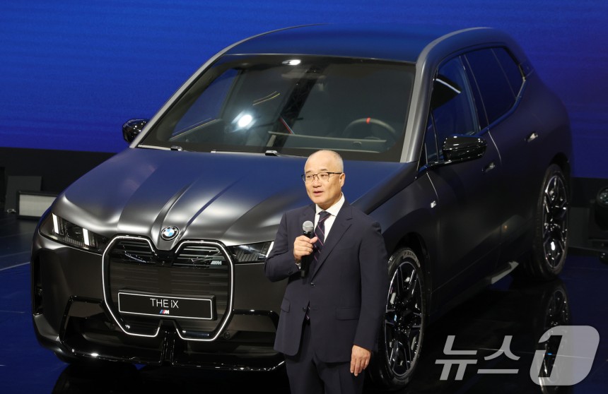 한상윤 BMW 그룹 코리아 대표이사 사장이 3일 경기도 고양시 킨텍스에서 열린 2025 서울모빌리티쇼에서 BMW THE iX 등을 공개하고 있다.2025.4.3/뉴스1 ⓒ News1 김명섭 기자