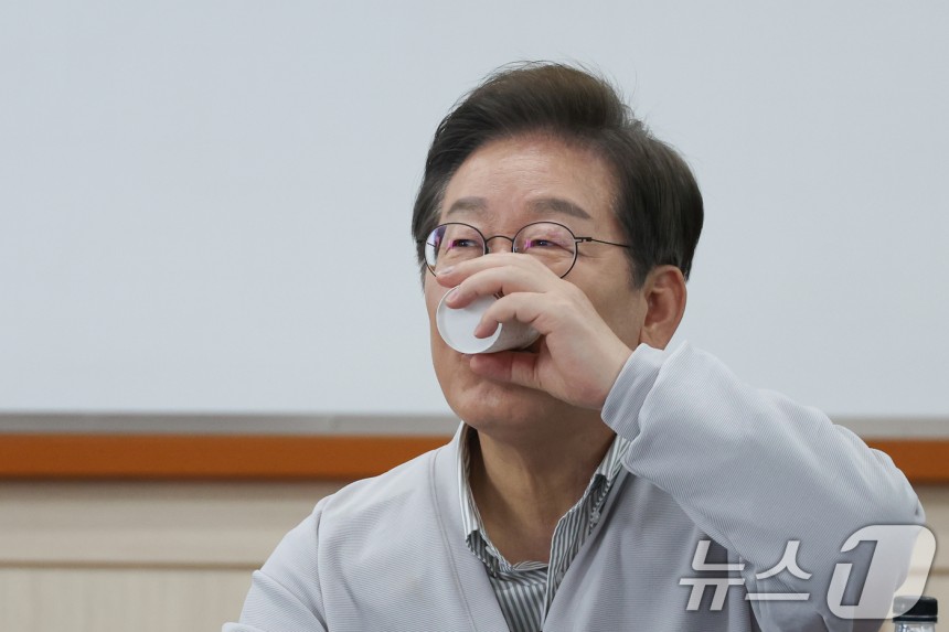 이재명 더불어민주당 대통령 후보가 2차 골목골목 경청투어 마지막 날인 7일 오후 전북 익산시 대한노인회 익산지회에서 열린 임원과의 간담회에서 참석해 물을 마시고 있다.2025.5.7/뉴스1 ⓒ News1 안은나 기