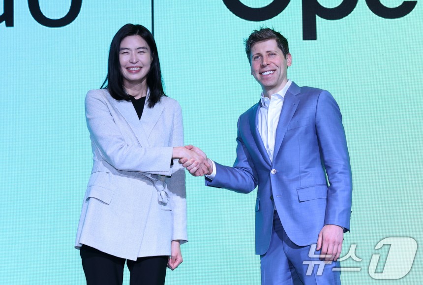 정신아 카카오 대표와 챗GPT 개발사 오픈AI의 샘 올트먼 최고경영자(CEO)가 4일 서울 중구 플라자호텔에서 열린 전략적 제휴 체결 공동 기자간담회에서 악수하고 있다.카카오는 국내 기업으로는 처음으로 오픈AI와 