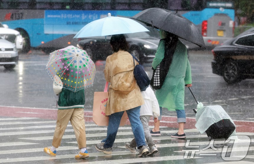 서울을 비롯한 수도권 일대에 비가 내린 서울 중구 서울광장에서 우산을 쓴 시민들이 발걸음을 옮기고 있다.2025.5.1/뉴스1 ⓒ News1 김진환 기자