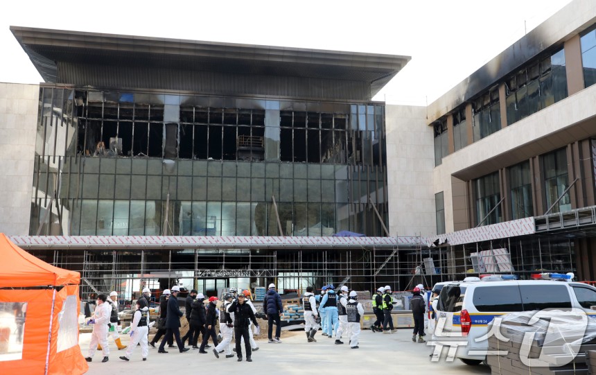16일 부산 기장군 반얀트리 호텔 신축 공사장 화재 현장에서 경찰과 과학수사대 화재감식팀,소방 당국,국립과학수사연구원,국립재난안전원 등 관계자들이 합동 감식을 위해 이동하고 있다.2025.2.16/뉴스1 ⓒ 