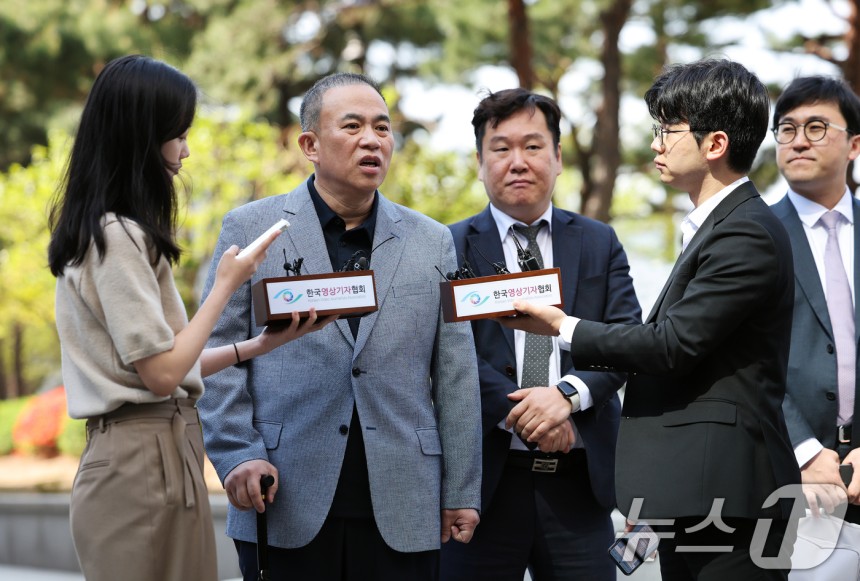 윤석열 전 대통령 부부 공천 개입 의혹의 핵심 인물인 명태균 씨가 29일 오전 검찰 조사를 받기 위해 서울 서초구 서울고검 청사로 출석하며 입장을 밝히고 있다.명 씨가 창원지검이 아닌 서울중앙지검에 출석해 조사를 