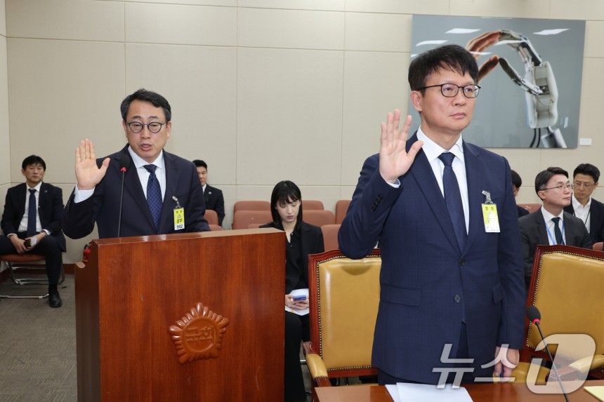 유영상 SK텔레콤 대표이사가 8일 오후 서울 여의도 국회 과학기술정보방송통신위원회에서 열린 SK텔레콤 해킹 관련 청문회에 출석해 증인 선서를 하고 있다.2025.5.8/뉴스1 ⓒ News1 안은나 기자