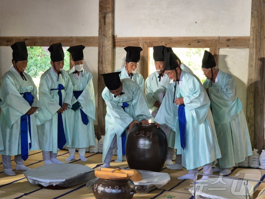 유네스코 인류무형문화유산 강릉단오제의 사전 행사인 신주 빚기 행사가 2일 강릉 대도호부관아 옆 칠사당에서 열리고 있다.올해 강릉단오제는 '스무살,<a href=