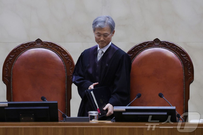 조희대 대법원장이 이재명 더불어민주당 대통령 후보의 공직선거법 사건 전원합의체 선고를 위해 서울 서초구 대법원 대법정에 입장해 자리로 향하고 있다.2025.5.1/뉴스1 ⓒ News1 사진공동취재단