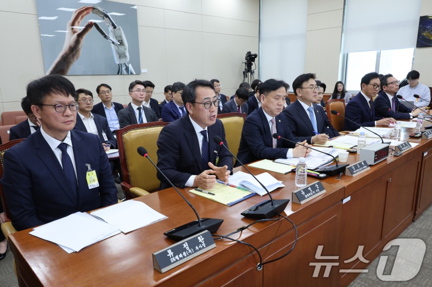 유영상 SK텔레콤 대표이사가 8일 오후 서울 여의도 국회 과학기술정보방송통신위원회에서 열린 SK텔레콤 해킹 관련 청문회에 출석해 의원 질의에 답하고 있다.2025.5.8/뉴스1 ⓒ News1 안은나 기자